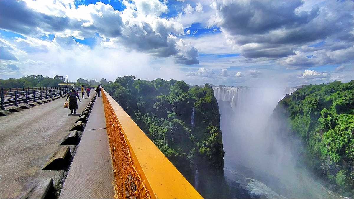 Ausblick von der Brücke an den Victoria Falls