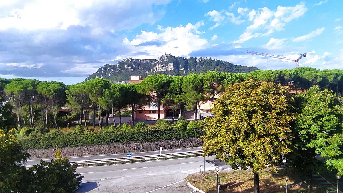 Das Hotel Rossi in San Marino im Teil Domagnano mit Blick auf die Altstadt San Marinos
