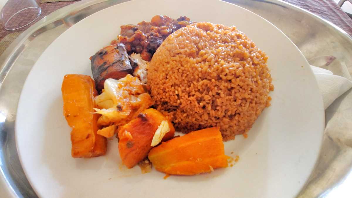 Ein typisches Mittagessen im Senegal mit dem Thiboudienne