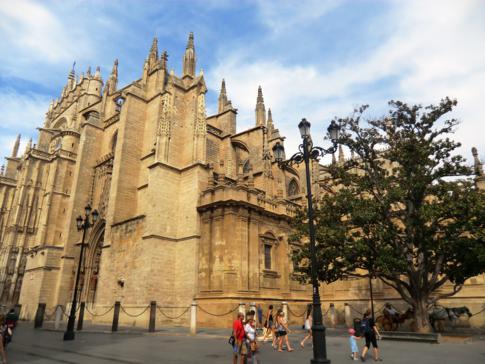Die riesige Kathedrale von Sevilla, bekannteste Sehenswürdigkeit der Stadt