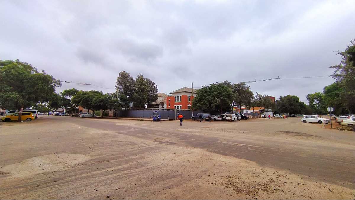 Typische Straße in Bulawayo, der zweitgrößten Stadt in Simbabwe