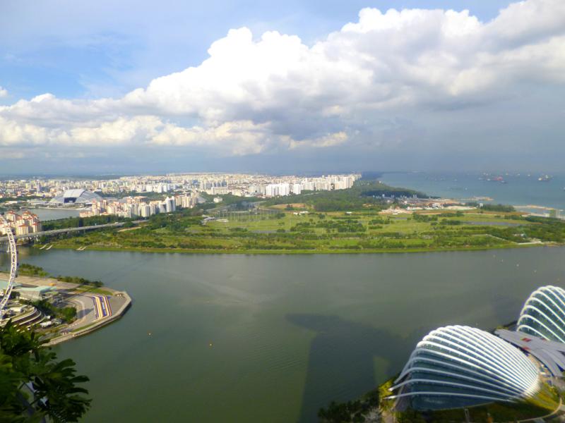 Blick vom Marina Bay Sands auf Singapur
