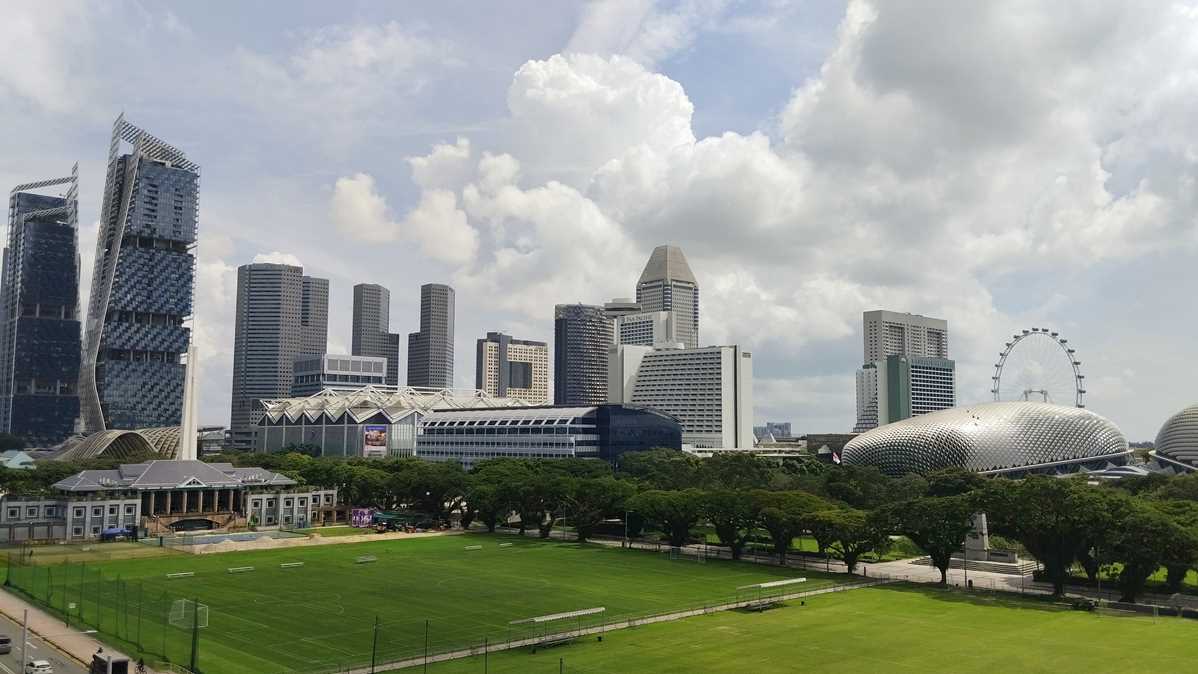 Die Downtown in Singapur, gesehen von der Dachterrasse der City Hall