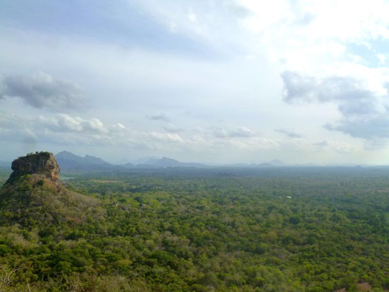 Spektakuläre Aussicht vom Pidurangala Rock in der Nähe von Sigiriya