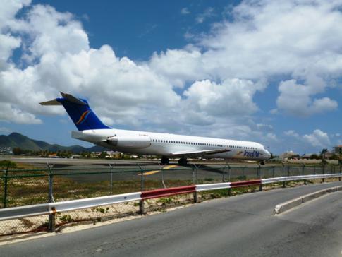 Eine Insel Air Maschine beim Start am Princess Juliana Airport