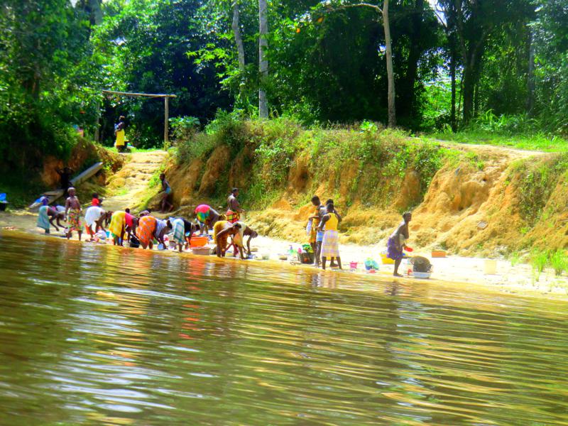 Im Langboot bzw. Koreal auf Suriname River zwischen Atjoni und Botopasi