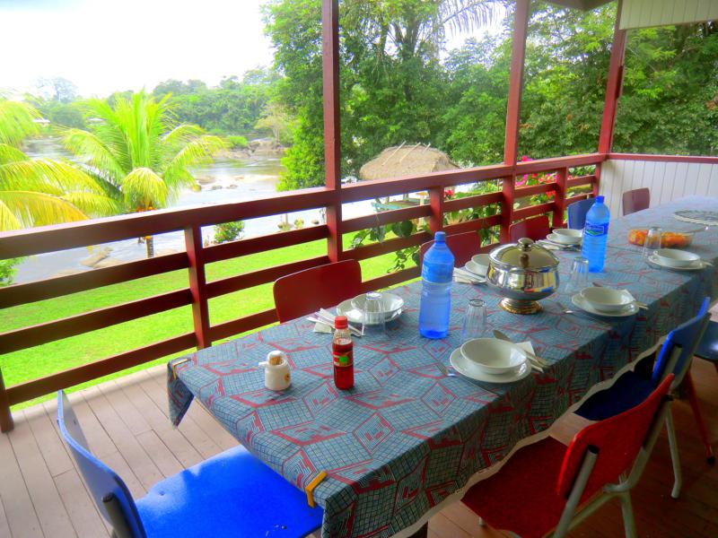 Das Hotel Botopassie am Suriname River
