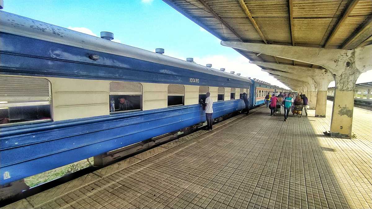 Der Tazara-Zug von Daressalam in Tansania nach Kapiri Mposhi in Sambia