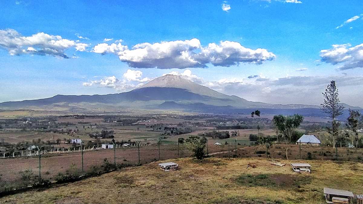 Blick von der Panorama Bar, welches zum Panorama Guesthouse in Arusha gehört, auf den Mount Meru