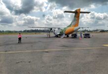 Eine Maschine von Precision Air am Flughafen Sansibar auf dem Weg nach Daressalam