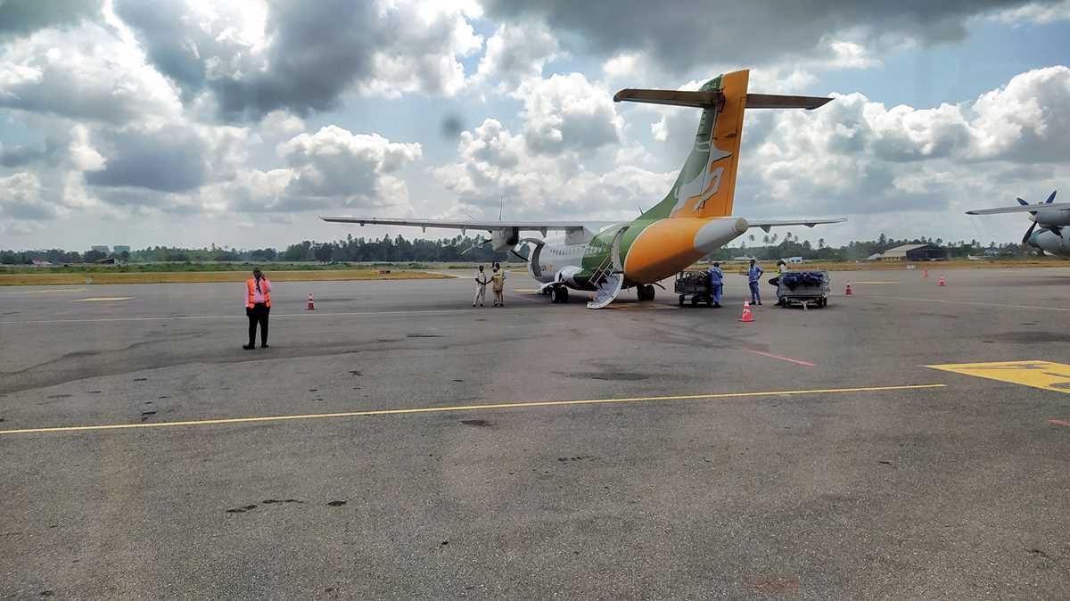Eine Maschine von Precision Air am Flughafen Sansibar auf dem Weg nach Daressalam
