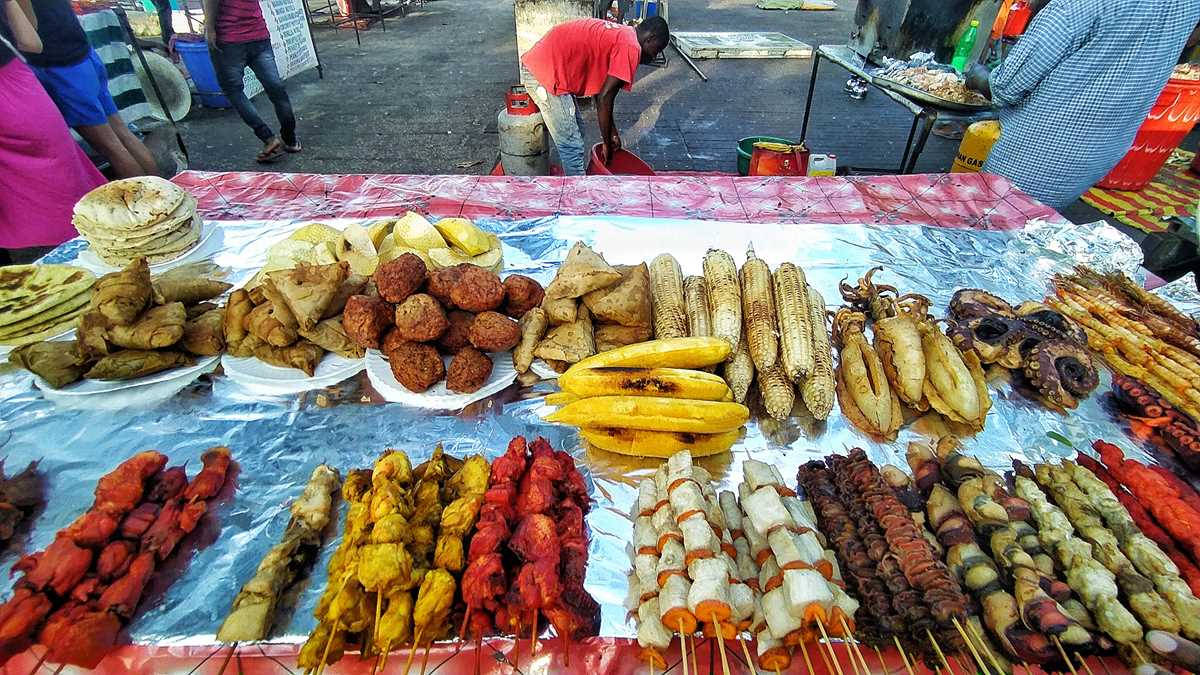 Der Nachtmarkt in Stone Town auf Sansibar