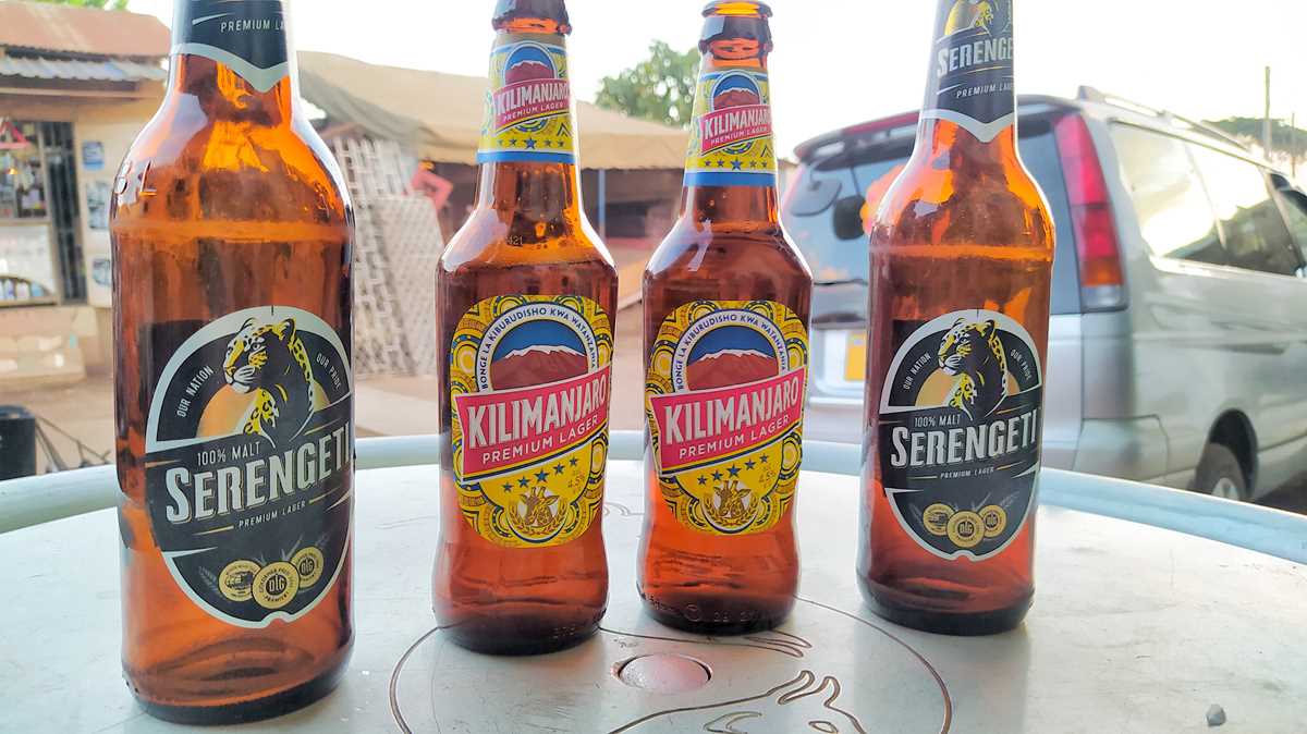 Bier in Tansania, in einer lokalen Bar in Arusha