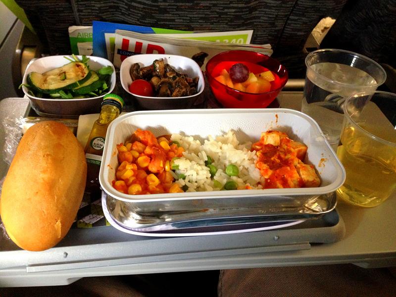 Vegane Mahlzeit auf einem Langstreckenflug in der Economy Class mit TAP Portugal
