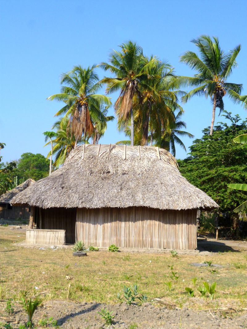 Traditionelle Häuser in Betano in Timor-Lestes Süden