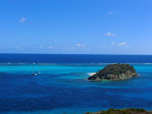 Ausblick von Petit Bateau auf die Tobago Cays - ein Karibik-Traum