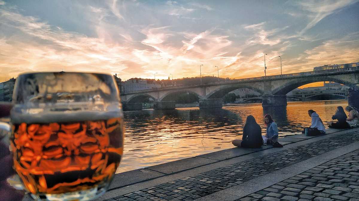 Leckeres tschechisches Bier zum Sonnenuntergang an der Moldau in Prag