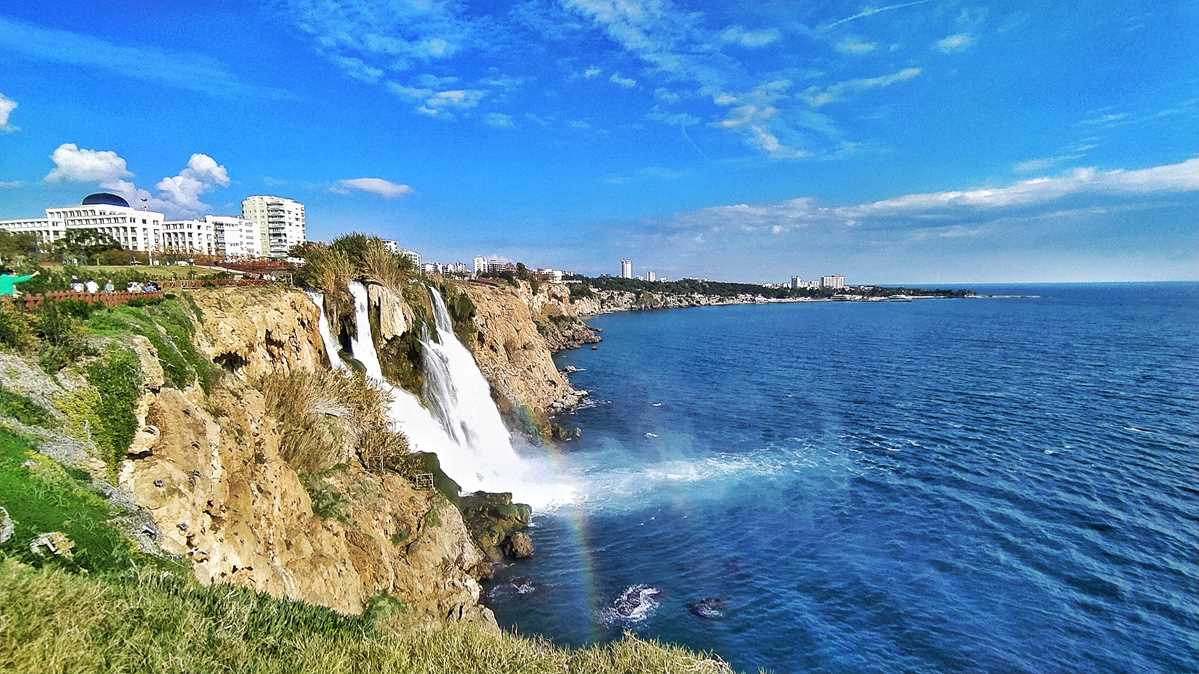 Der Düden-Wasserfall mitten in Antalya