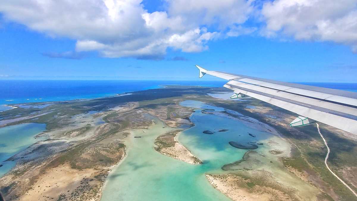 Blick auf Providenciales beim Anflug auf die Turks- und Caicos-Inseln