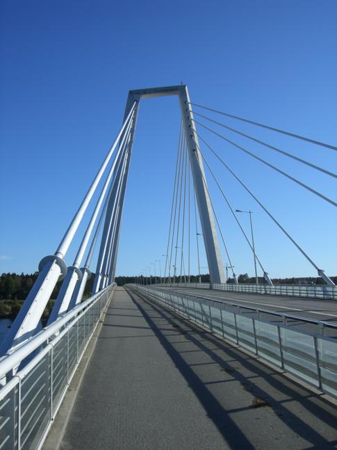 Die Brücke am Kolbäcksvägen auf dem Weg vom Flughafen in die Altstadt