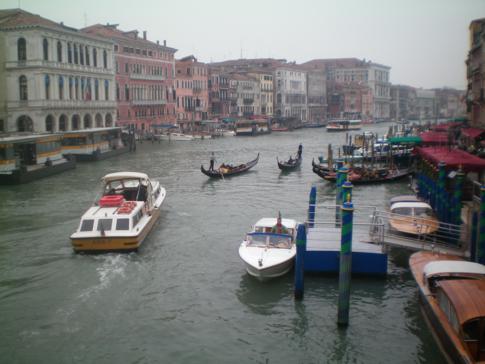 Blick von der Rialtobrücke auf den Canale Grande in Venedig