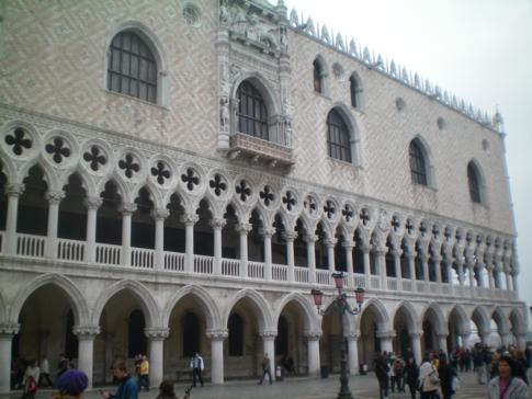 Der Dogenpalast in Venedig, name dem Markusplatz
