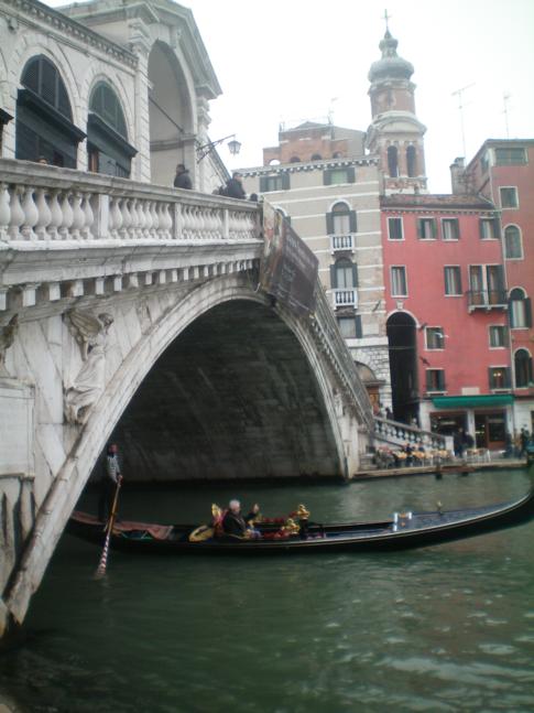 Die Rialtobrücke in Venedig