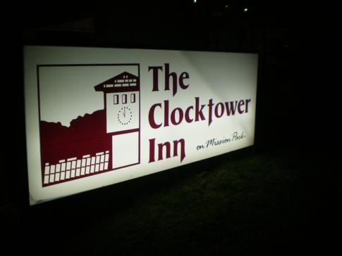 The Clocktower Inn in Ventura, Eingangsschild