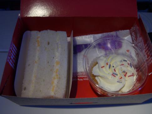Mahlzeit auf einem Transatlantikflug bei Virgin Atlantic in der Economy Class
